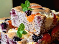 Rychlý makový koláč s tvarohem, meruňkami a ostružinami – snadný hrnkový recept Rychlý makový koláč s tvarohem, meruňkami a ostružinami - snadný hrnkový recept