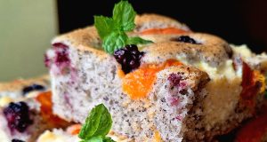 Rychlý makový koláč s tvarohem, meruňkami a ostružinami - snadný hrnkový recept