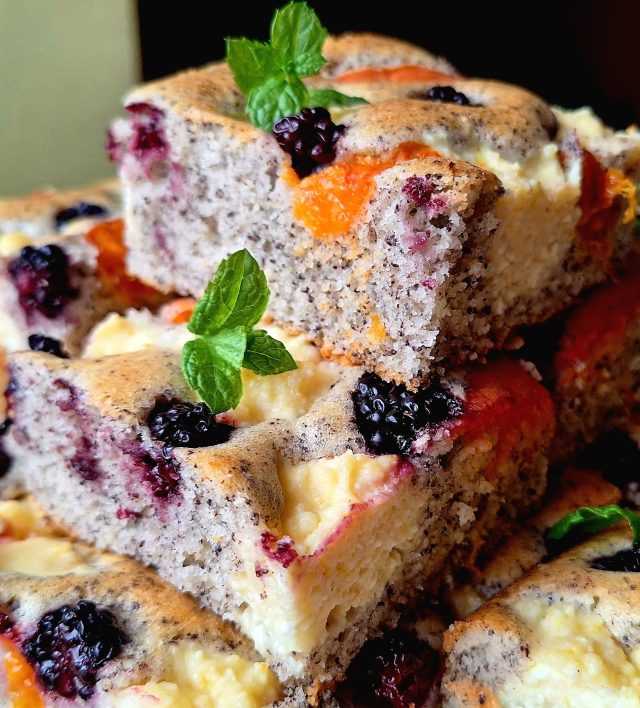 Rychlý makový koláč s tvarohem, meruňkami a ostružinami - snadný hrnkový recept Rychlý makový koláč s tvarohem, meruňkami a ostružinami - snadný hrnkový recept