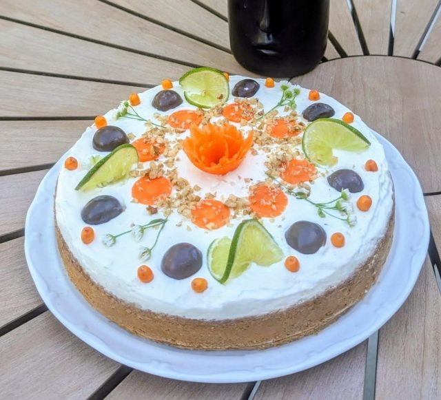 Mrkvovo-ořechový dort s jemným pribináčkovým krémem Mrkvovo-ořechový dort s jemným pribináčkovým krémem