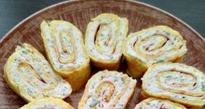 Cuketovo-bramborová roláda s ricottou, nivou a šunkou Cuketovo-bramborová roláda s ricottou, nivou a šunkou