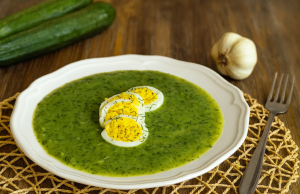 Sytě zelený cuketový přívarek s koprem a špenátem – lehké letní hlavní jídlo Sytě zelený cuketový přívarek s koprem a špenátem – lehké letní hlavní jídlo