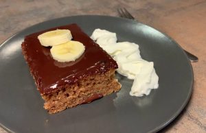 Hrnkový jablečný koláč s čokoládovou polevou – snadný recept jako od babičky