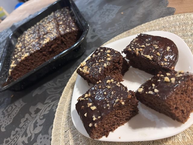 Banánovo-oříškový koláč s čokoládovou polevou