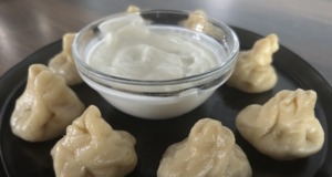 Čínské měšce v páře plněné mletým masem (wonton) Čínské měšce v páře plněné mletým masem (wonton)