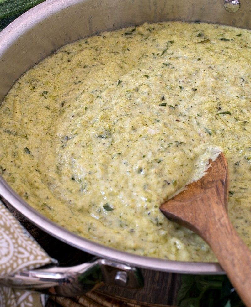 Cuketový přívarek (prívarok) s koprem a zakysanou smetanou: Letní klasika na talíři