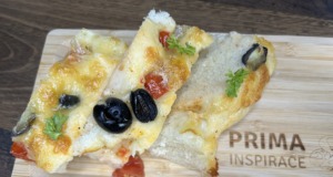 Focaccia s mozzarellou, rajčaty a černými olivami Focaccia s mozzarellou, rajčaty a černými olivami
