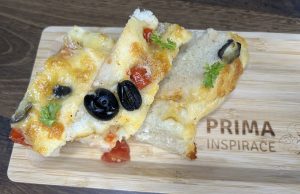 Focaccia s mozzarellou, rajčaty a černými olivami Focaccia s mozzarellou, rajčaty a černými olivami