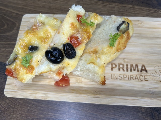 Focaccia s mozzarellou, rajčaty a černými olivami00001 Focaccia s mozzarellou, rajčaty a černými olivami