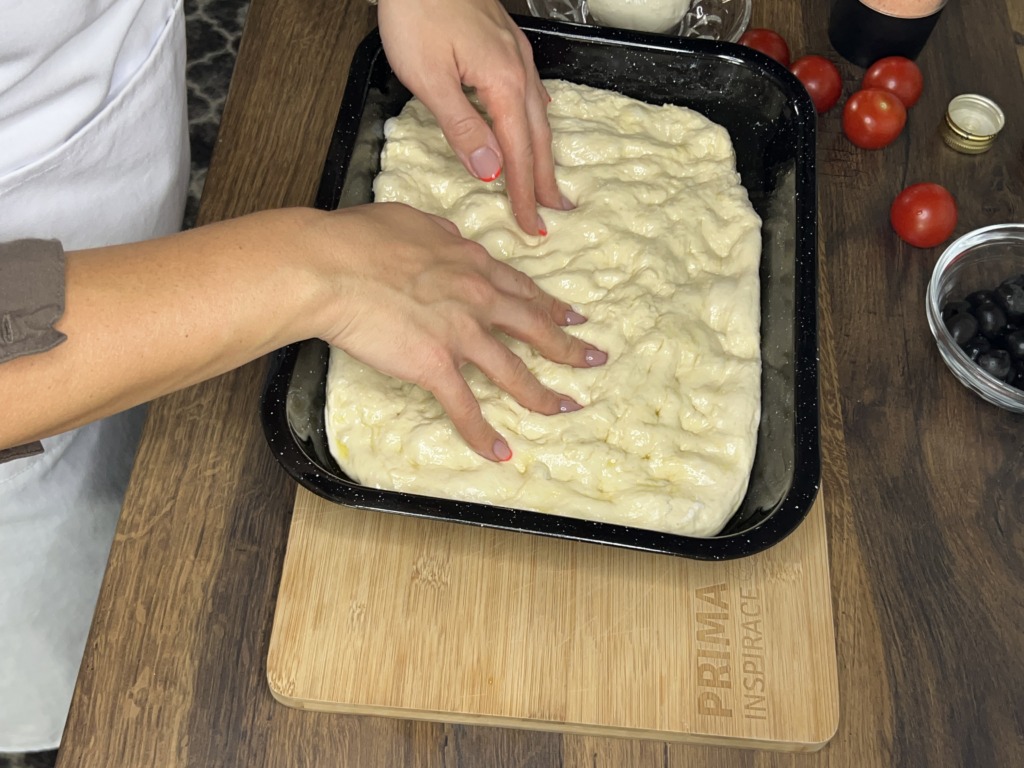 Focaccia s mozzarellou, rajčaty a černými olivami