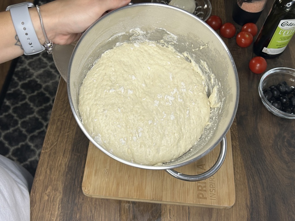 Focaccia s mozzarellou, rajčaty a černými olivami
