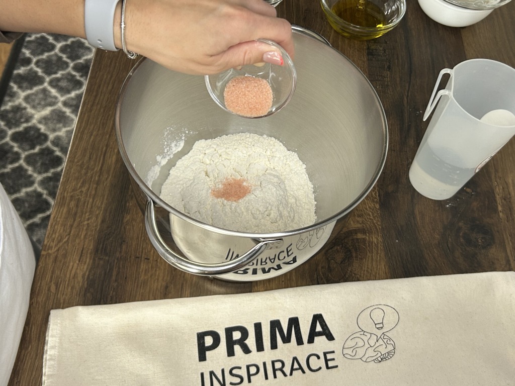 Focaccia s mozzarellou, rajčaty a černými olivami