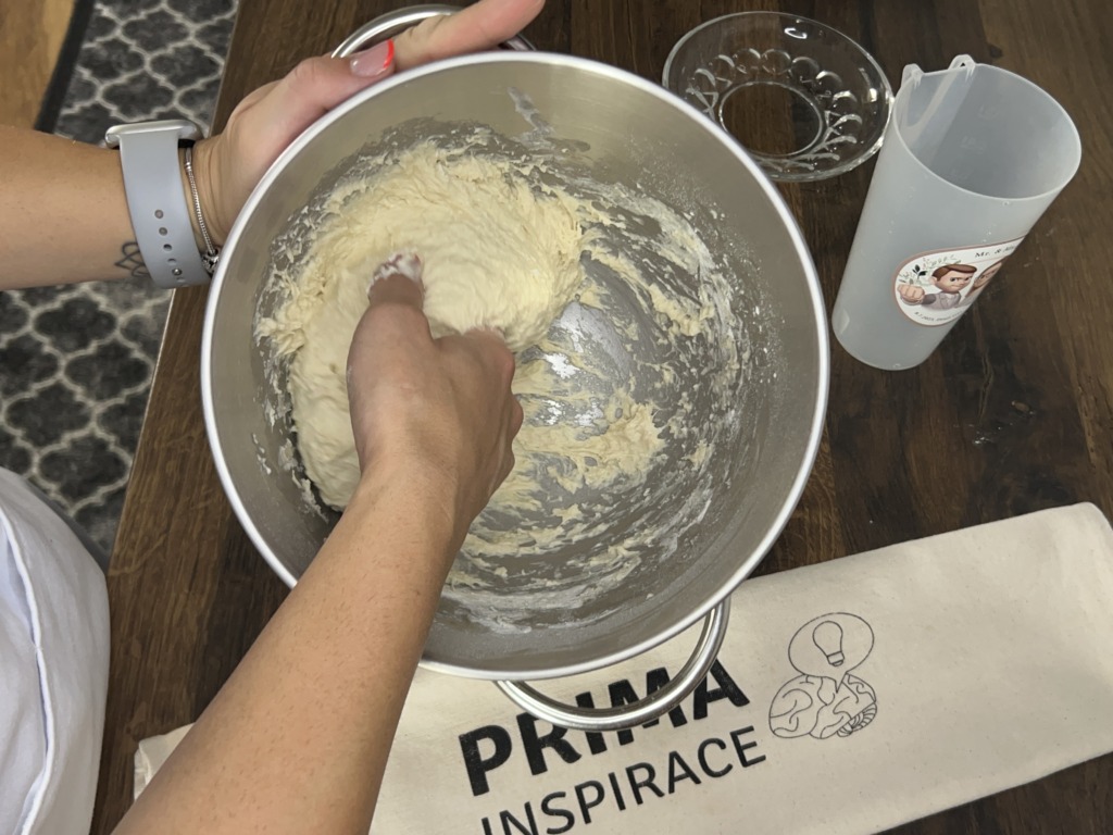 Focaccia s mozzarellou, rajčaty a černými olivami