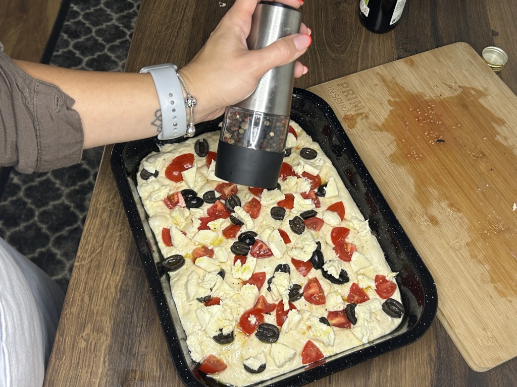 Focaccia s mozzarellou, rajčaty a černými olivami