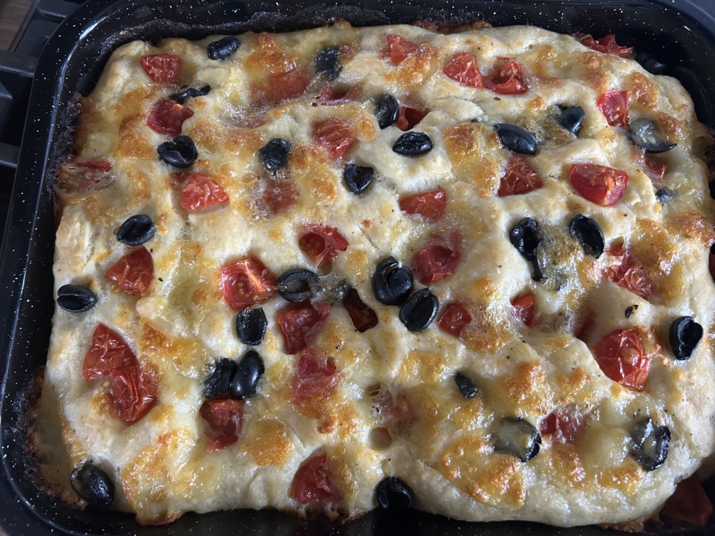 Focaccia s mozzarellou, rajčaty a černými olivami