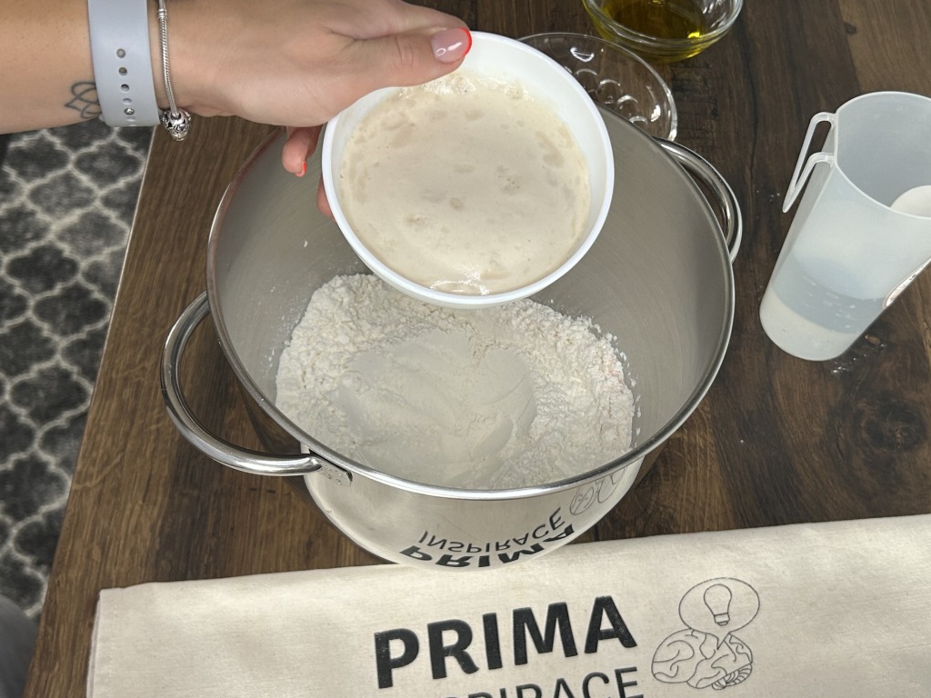 Focaccia s mozzarellou, rajčaty a černými olivami