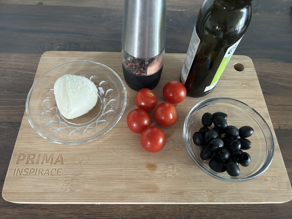 Focaccia s mozzarellou, rajčaty a černými olivami