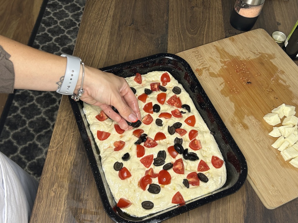 Focaccia s mozzarellou, rajčaty a černými olivami