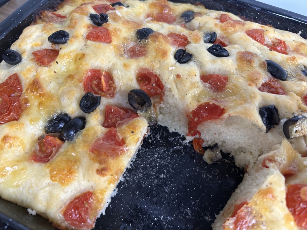 Focaccia s mozzarellou, rajčaty a černými olivami