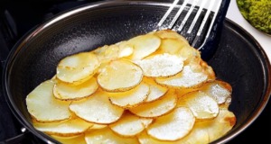 Křupavá bramborová placka s vejcem – rychlá snídaně nebo večeře ze 2 ingrediencí Křupavá bramborová placka s vejcem – rychlá snídaně nebo večeře ze 2 ingrediencí