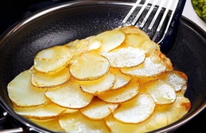 Křupavá bramborová placka s vejcem – rychlá snídaně nebo večeře ze 2 ingrediencí Křupavá bramborová placka s vejcem – rychlá snídaně nebo večeře ze 2 ingrediencí