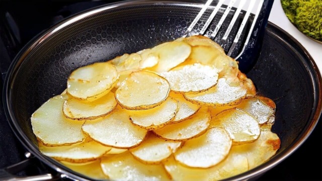 Křupavá bramborová placka s vejcem – rychlá snídaně nebo večeře ze 2 ingrediencí Křupavá bramborová placka s vejcem – rychlá snídaně nebo večeře ze 2 ingrediencí