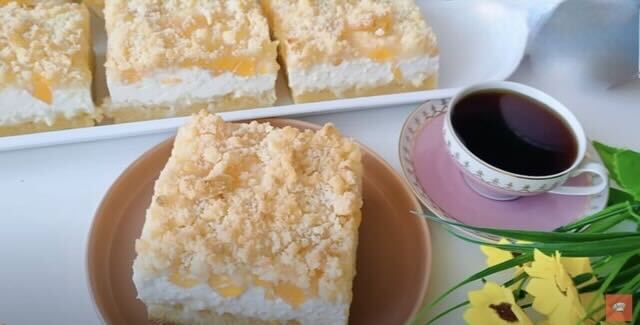 Drobenkový koláč s tvarohem a meruňkami – křehká drobenka, jemný krém a spousta ovoce