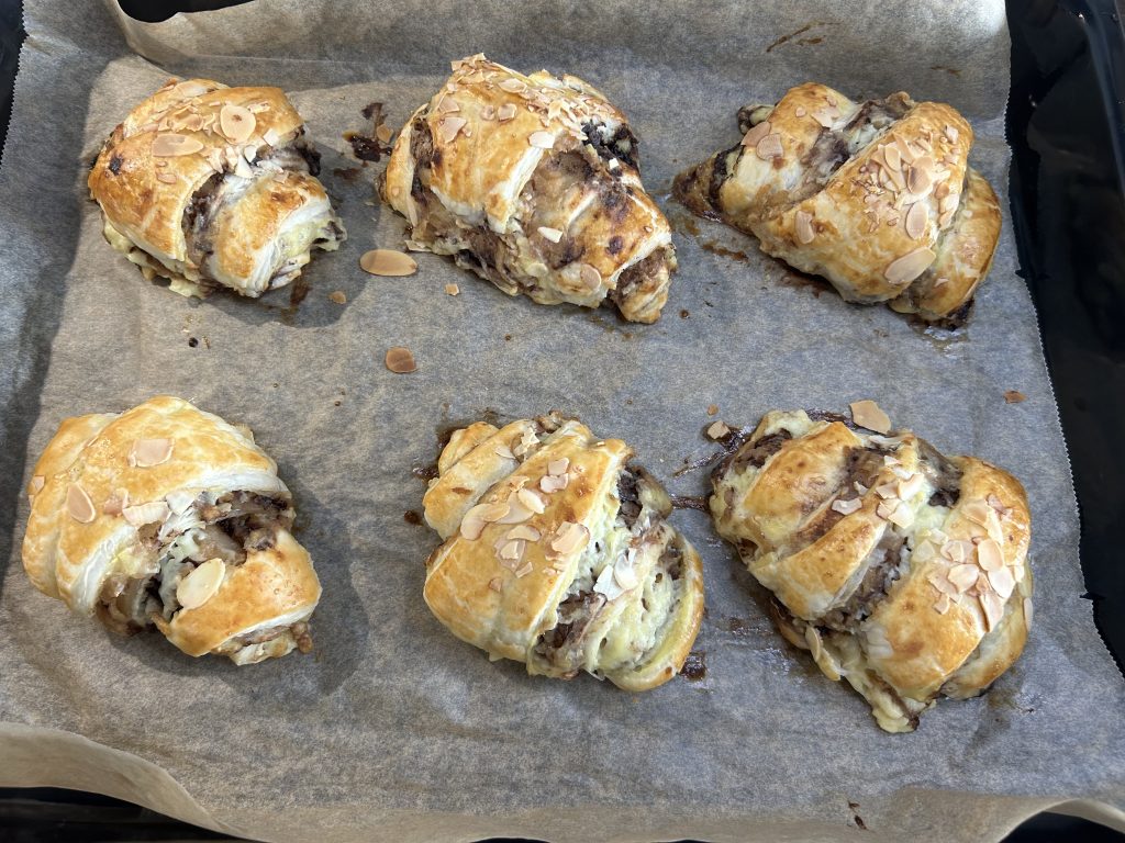 Jablečné croissanty z listového těsta s vanilkovým krémem