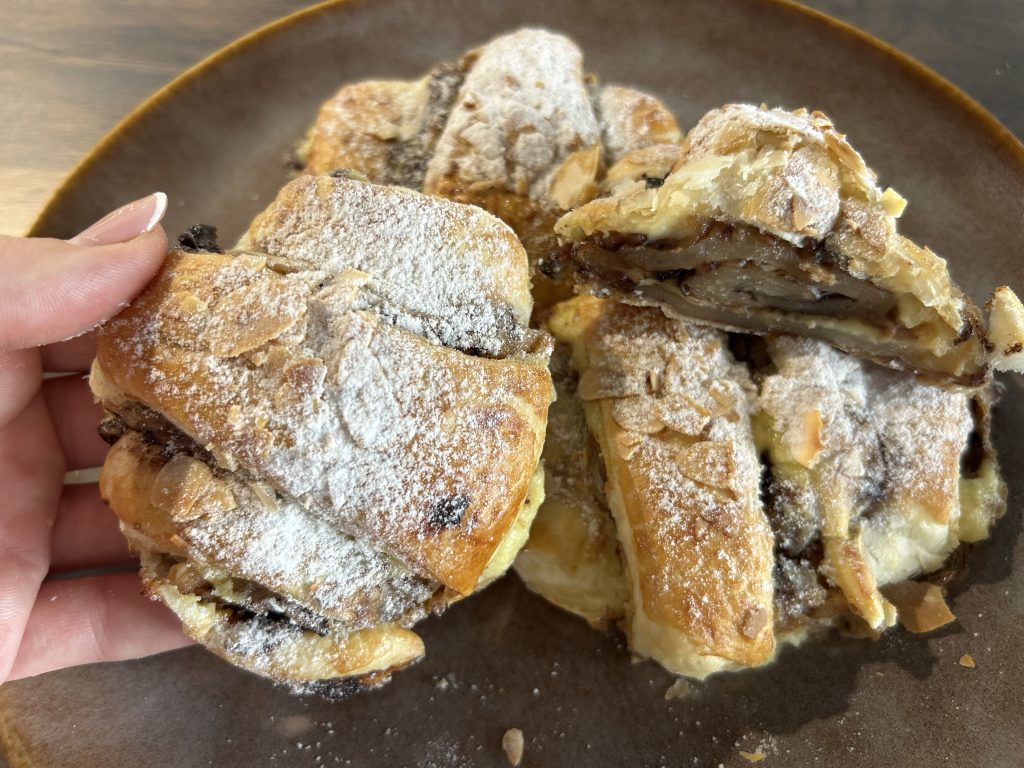 Jablečné croissanty z listového těsta s vanilkovým krémem