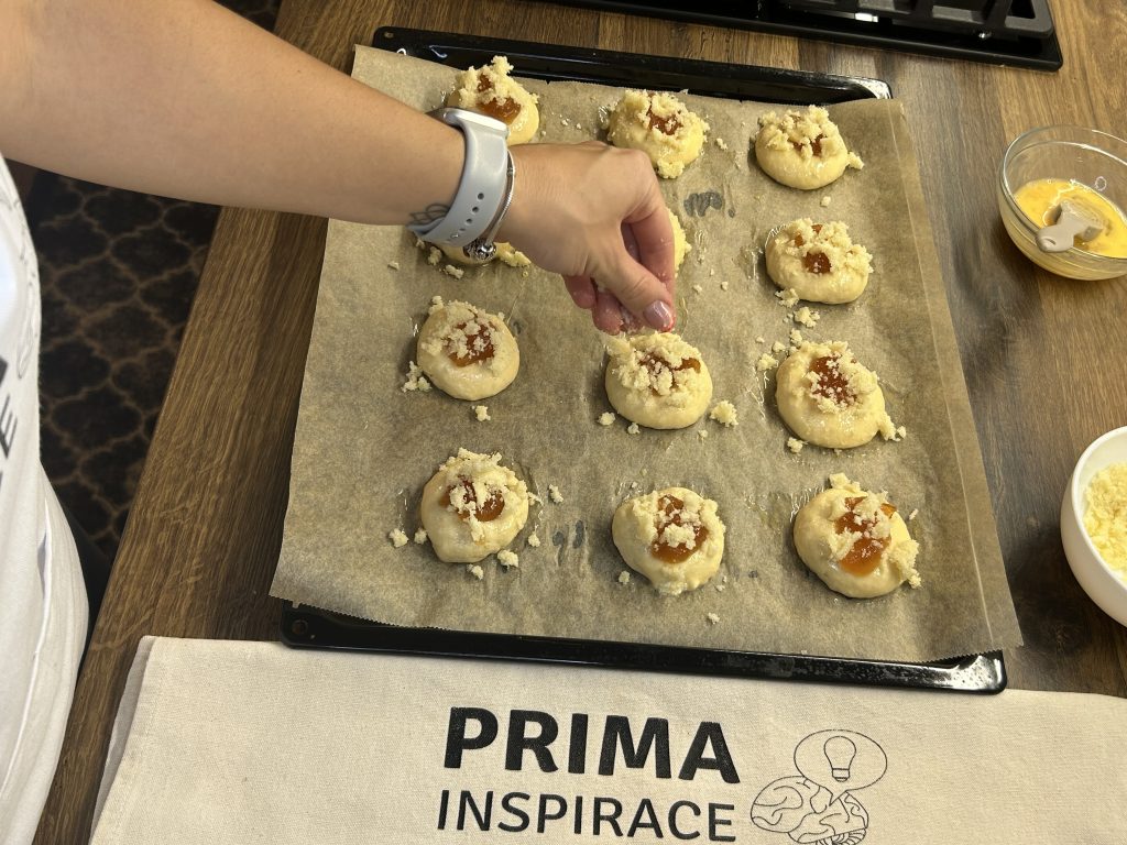 Jednoduché koláčky s tvarohem a marmeládou – bez dlouhého kynutí