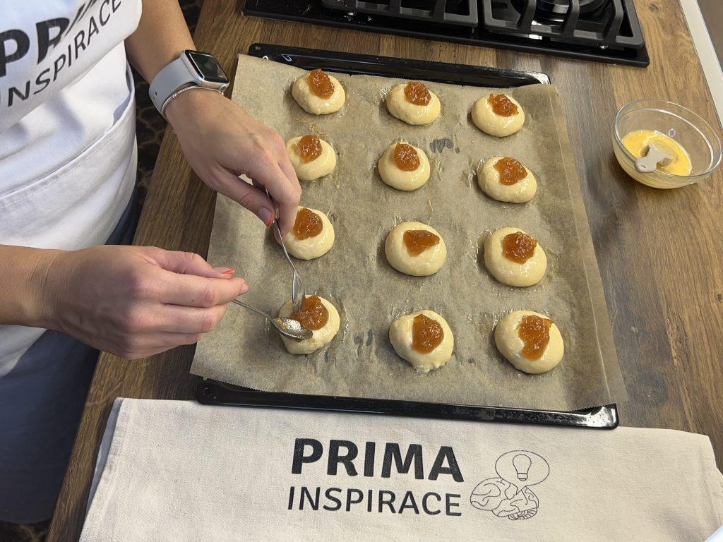 Jednoduché koláčky s tvarohem a marmeládou – bez dlouhého kynutí