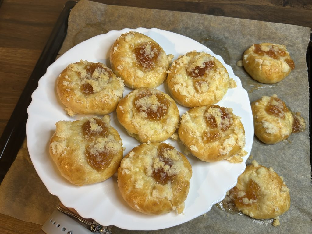 Jednoduché koláčky s tvarohem a marmeládou – bez dlouhého kynutí