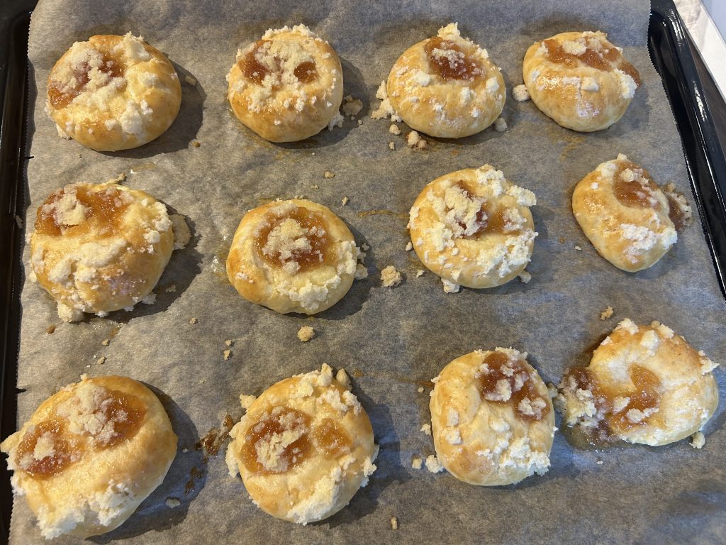 Jednoduché koláčky s tvarohem a marmeládou – bez dlouhého kynutí