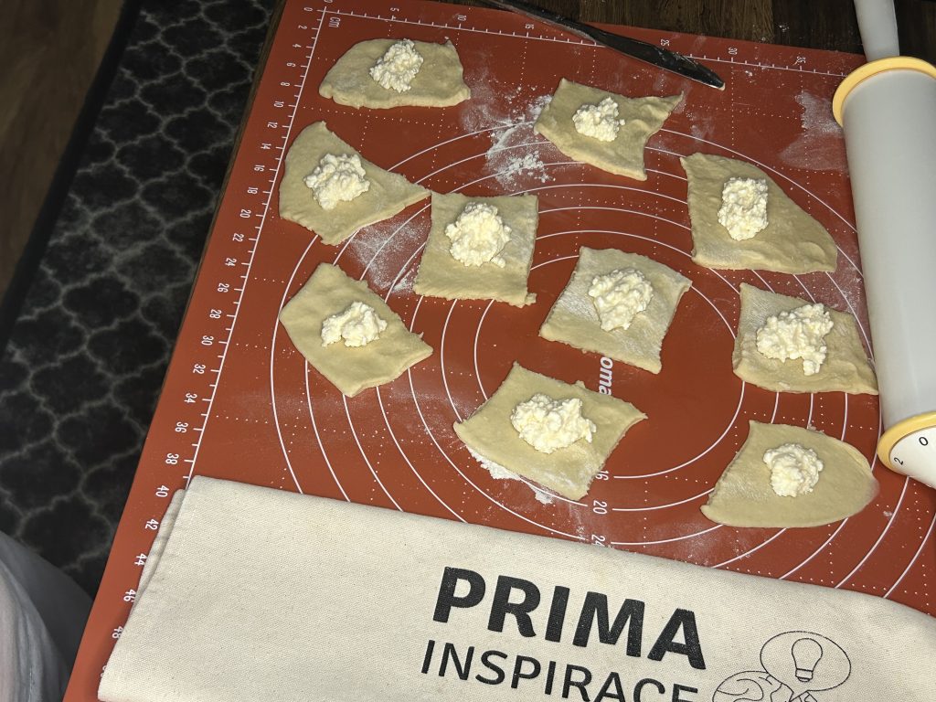 Jednoduché koláčky s tvarohem a marmeládou – bez dlouhého kynutí