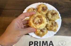 Domácí koláčky s tvarohem a marmeládou: Nadýchaná klasika, která nepotřebuje hodiny kynutí Jednoduché koláčky s tvarohem a marmeládou – bez dlouhého kynutí