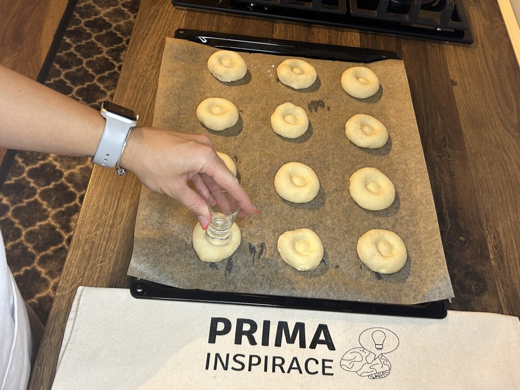 Jednoduché koláčky s tvarohem a marmeládou – bez dlouhého kynutí