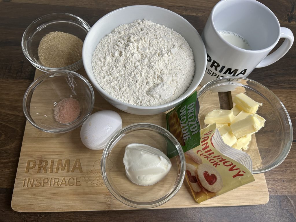 Jednoduché koláčky s tvarohem a marmeládou – bez dlouhého kynutí