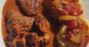 Vepřové na zelenině se šťouchanými bramborami: Dokonalá večeře z jednoho pekáče!