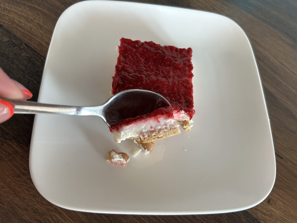 Nepečený malinový řez s mascarpone a želatinou