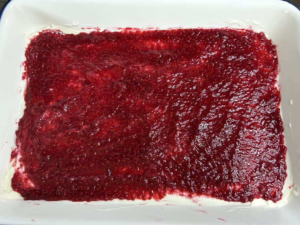 Nepečený malinový řez s mascarpone a želatinou
