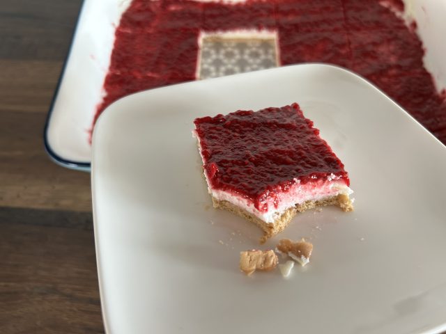 Nepečený malinový řez s mascarpone a želatinou Nepečený malinový řez s mascarpone a želatinou