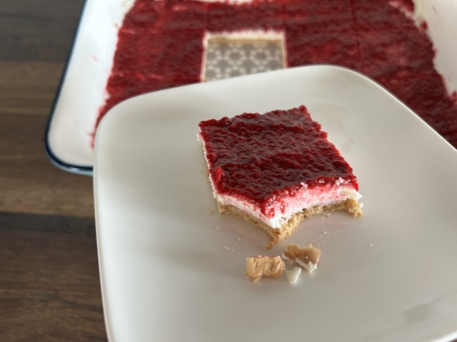 Nepečený malinový řez s mascarpone a želatinou Nepečený malinový řez s mascarpone a želatinou
