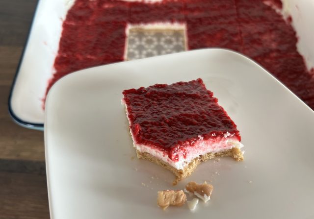 Nepečený malinový řez s mascarpone a želatinou Nepečený malinový řez s mascarpone a želatinou