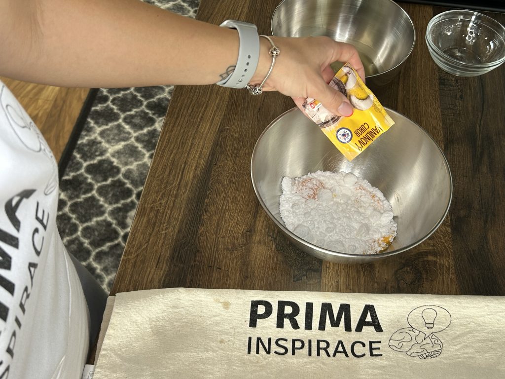 Piškotový koláč se salkem a šlehačkou