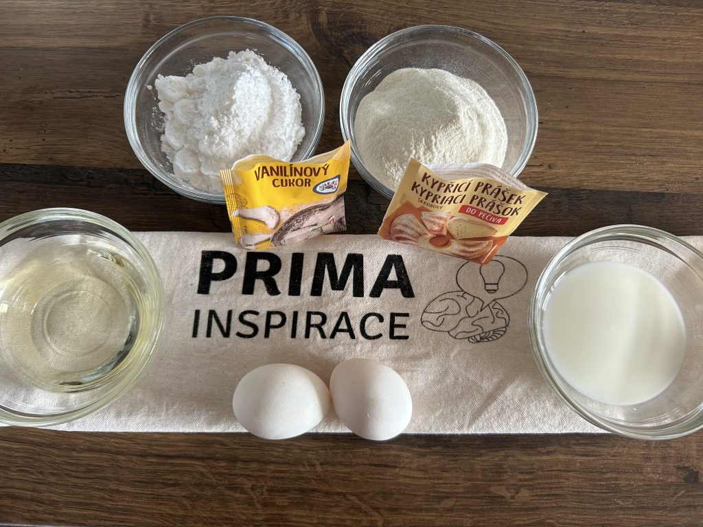 Piškotový koláč se salkem a šlehačkou