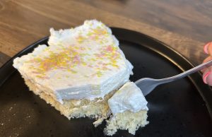 Piškotový zákusek se salkem a šlehačkou Piškotový zákusek se salkem a šlehačkou