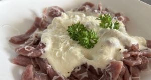 Řepové těstoviny se sýrovou omáčkou Řepové těstoviny se sýrovou omáčkou