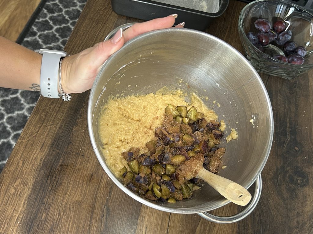 Rychlý švestkový koláč se skořicovou vůní