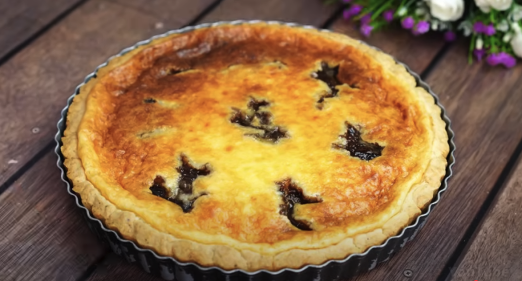 Lahodný koláč se zakysanou smetanou a švestkovým džemem - jemný, krémový dezert s ovocným akcentem a dokonalou harmonií chutí