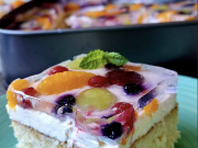 Ovocná kostka s krémem z mascarpone, ovocem a želatinou Ovocná kostka s krémem z mascarpone, ovocem a želatinou